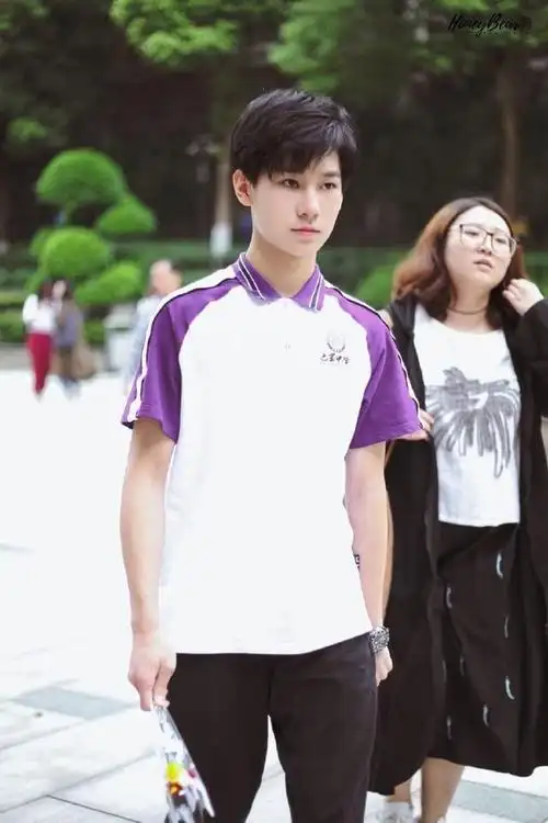 张真源现身高中毕业照拍摄现场 镜头定格限定男高小张的珍贵时光