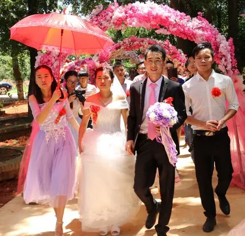 湖南90后新人到景区举办婚宴,个性婚礼受追捧!