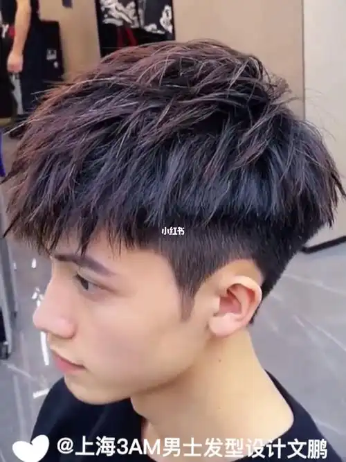 盖6——10cm中长发碎盖长发碎盖头一个要点就是发顶的头发留得比较长