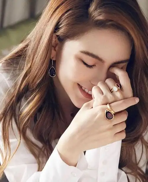 昆凌蓝色纱裙露性感锁骨香肩 华丽精致灿笑不失明媚甜美