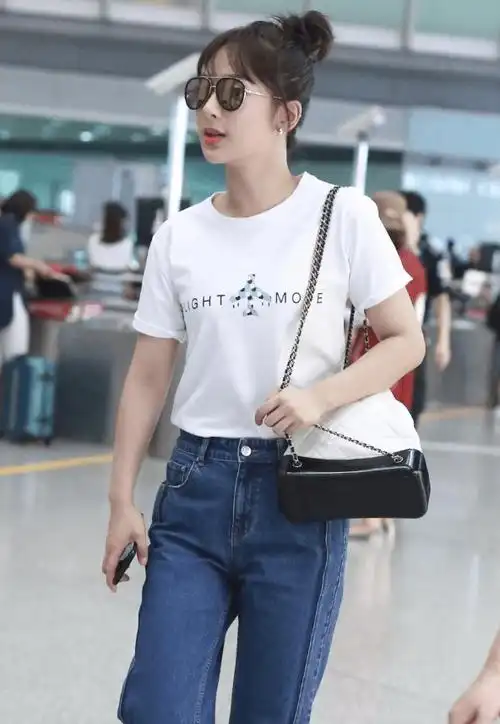 "杨紫"又带火了极简穿搭:白t恤 牛仔裤 丸子头,高级又洋气