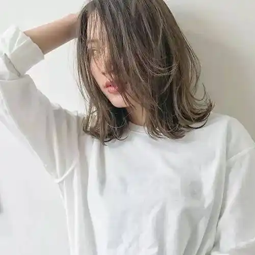 今年流行有层次的齐肩发