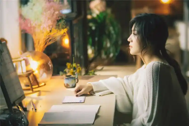 刘郡格全新单曲《想念会写字》暖愈首发 走心独白讲述爱的芜杂心绪