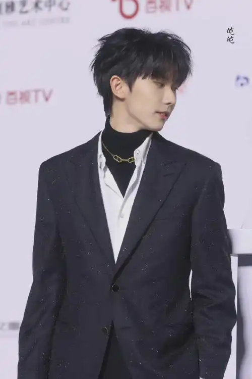 马嘉祺黑色西装随拍