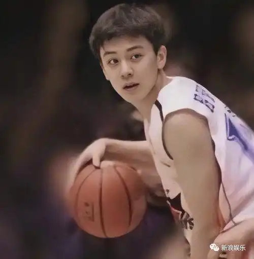 五官精致,清秀俊朗,格外的阳光帅气.年轻时的杨鸣,也曾是小鲜肉一枚.