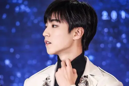 高冷帅气的王俊凯壁纸_tfboys帅气少年