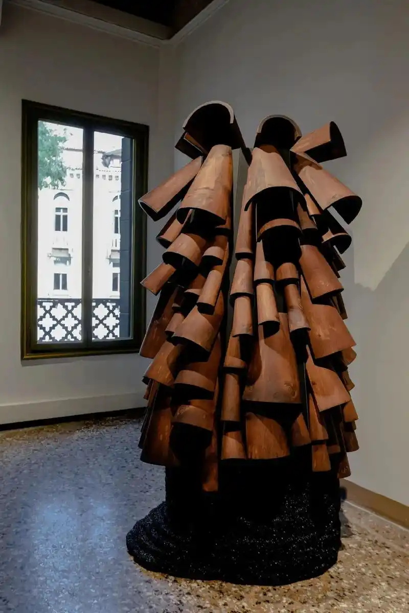 一款不挑品类的艺术装置.不论是美业点,或者是小众设计师品牌服 - 抖