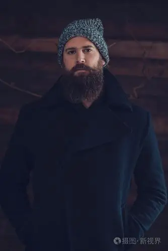 在冬天的外套的山羊胡子的男人