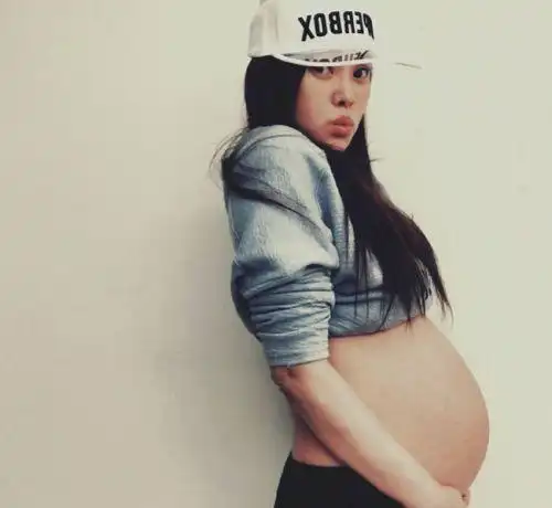 伊能静挺孕肚秀a4腰 嘻哈打扮似少女