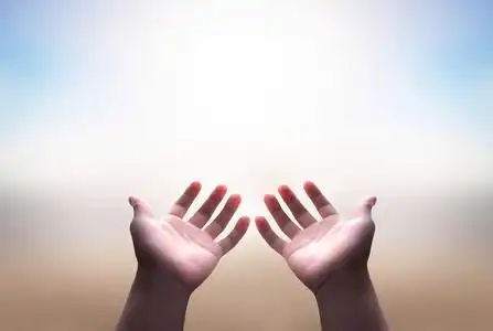 祷告与敬拜的概念:基督徒张开双手敬拜基督徒照片