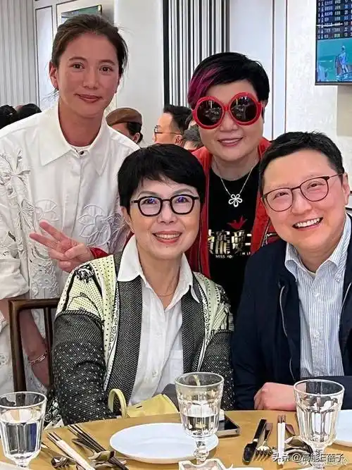 64岁关菊英携相恋15年同性爱人与好友相聚,曾因前夫出轨避走他乡_小田