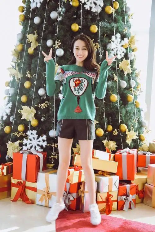 迪丽热巴毛衣短裙俏皮可爱活动写真图片