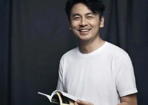 回顾雷佳音;落魄时妻子同我结婚,她陪我大火,余生我陪她一起走