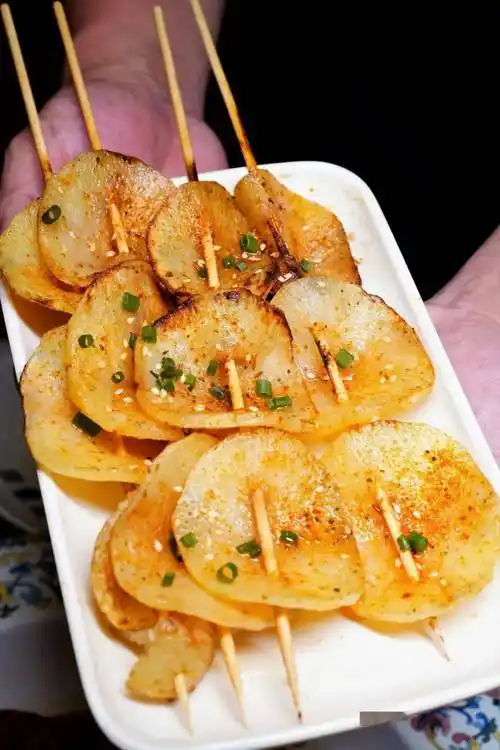 还有炭烤娃娃菜,香辣午餐肉,蒜香毛豆,油炸花生等菜品.