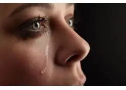 哭泣流眼泪的美女