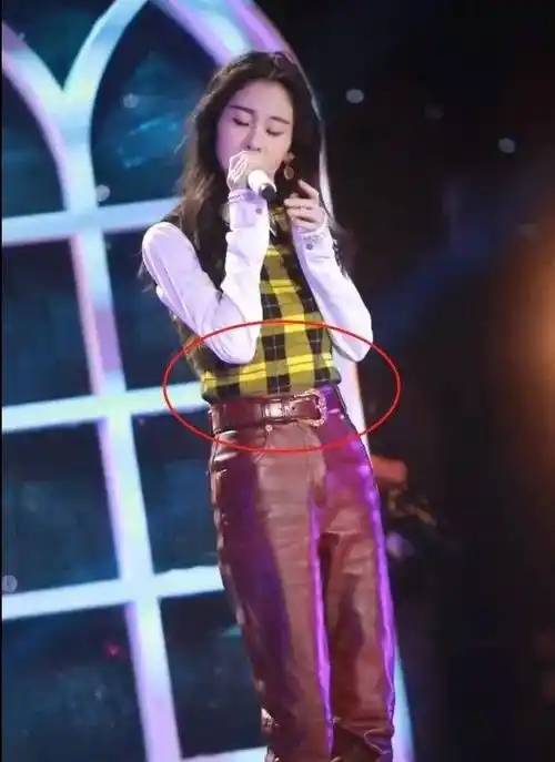 然而一到正式开始演出的时候,张碧晨的肚子竟然直接"没了"!