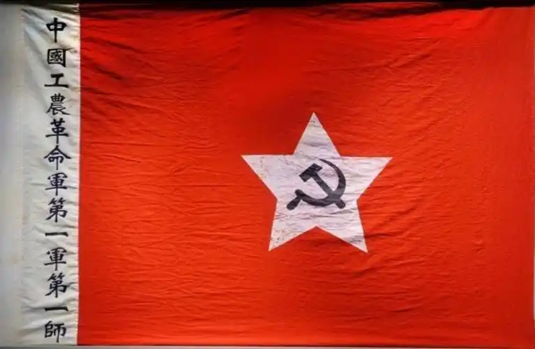 "军叫工农革命,旗号镰刀斧头"