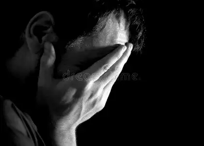 哭泣的男人照片