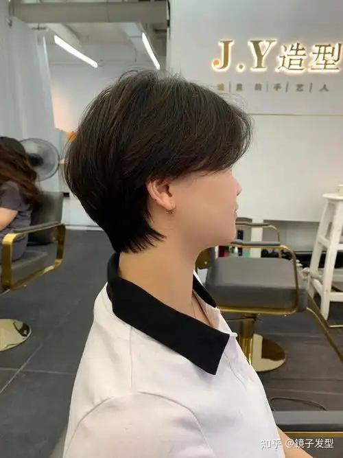 夏季最受欢迎的短发就是短碎发了,所谓短碎发就是周边剪成这种自然