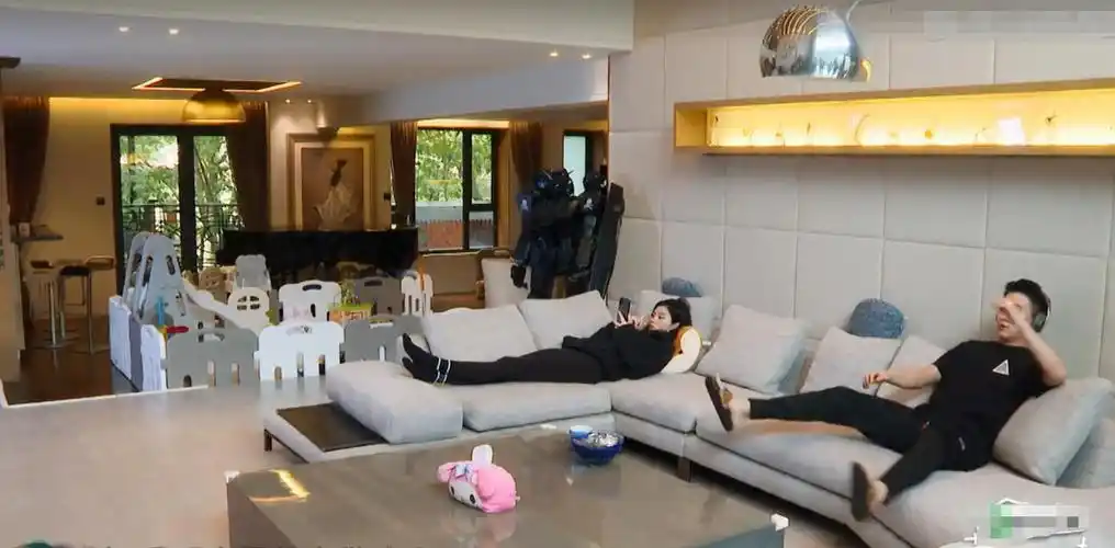 何献君奚梦瑶豪宅曝光看清房间内的装潢才懂有钱人的快乐