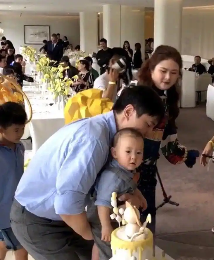 照片中,沈腾抱着儿子一家三口罕见合体亮相.