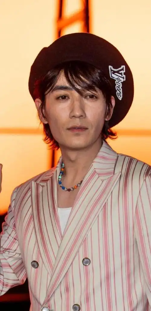 朱一龙时装周生图憔悴!脸凹陷黑眼圈重,嘴唇消失状态老到不敢认