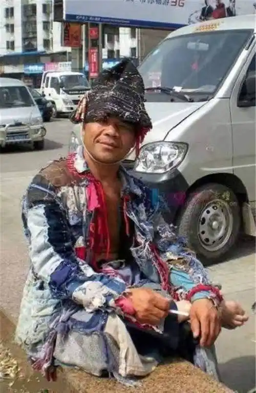 从身有残疾一无所有,到存款千万,"职业乞丐"宋天福的演艺之路