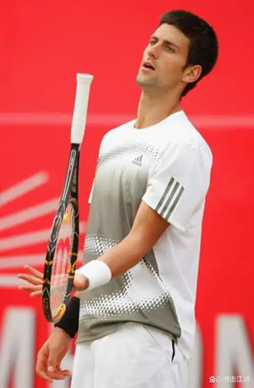 大概是15年前,西班牙红土天王拉菲尔-纳达尔在英国女王杯的草地球场上