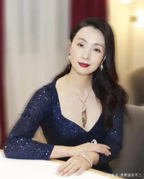 陶虹真有个性,穿黑色亮片装秀性感,大背头也能这么美