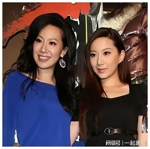 汪诗诗汪圆圆姐妹陪母亲过节抱着外婆合影3个女人都是高颜值