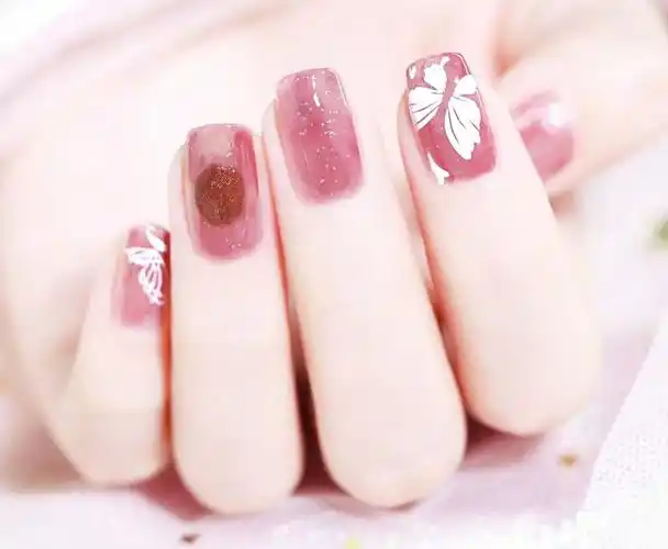 简介:2021最新款显白蝴蝶手绘美甲图片:手绘蝴蝶图案