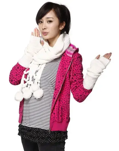 求杨幂这款依米奴的围巾和手套