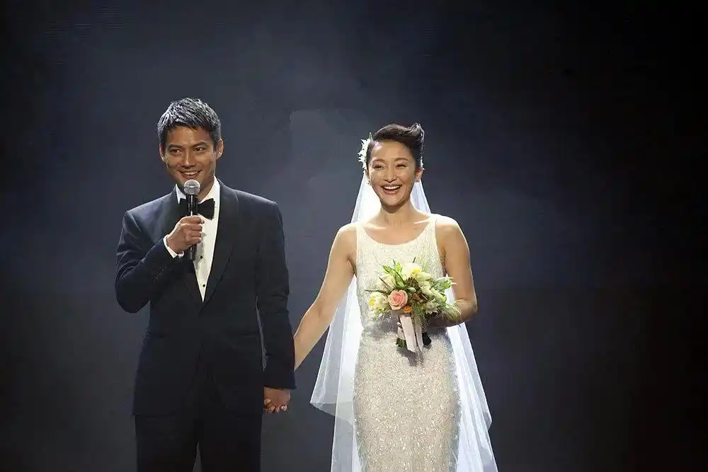 周迅与老公高圣远的婚前交往经历,则显得很神秘,两人在微博宣布恋情之