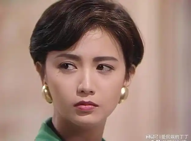 面部软组织丰富,五官比例分布恰到好处,曾华倩是非常标准的小脸美人