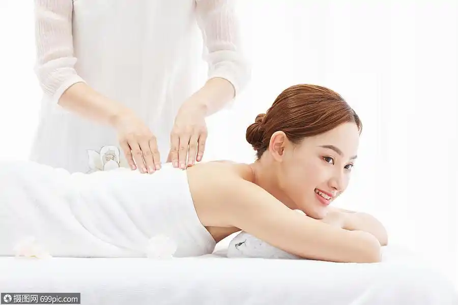 女性spa背部按摩美容中国人