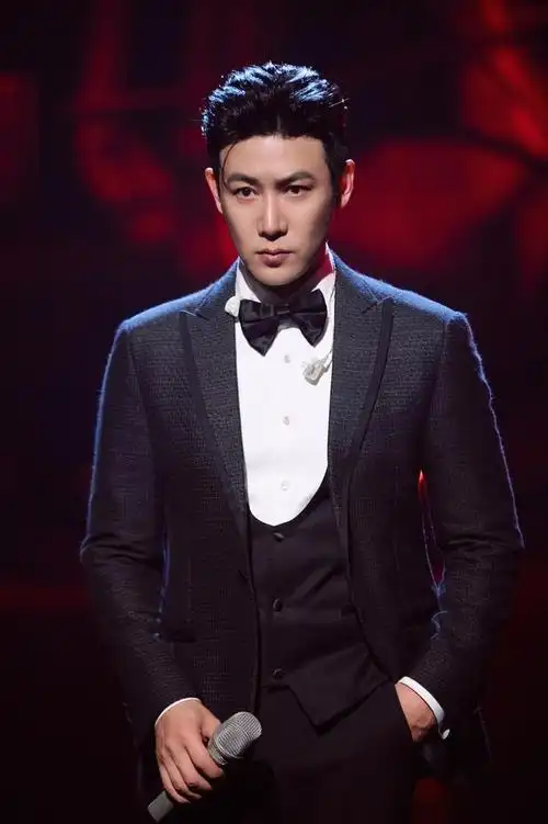 陆毅,5岁开始拍戏,作为当红偶像在校大学生时走红.