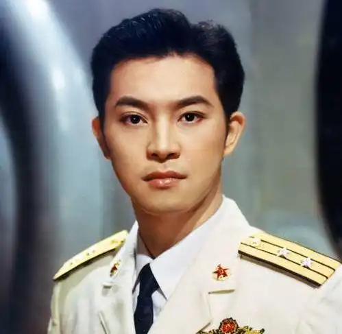 现在的沙溢也成为了一名油腻大叔,但是沙溢年轻的时候可是军艺校草
