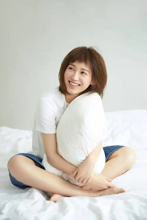 7月5日,演员苏青在生日当天曝光了一组夏日大片.