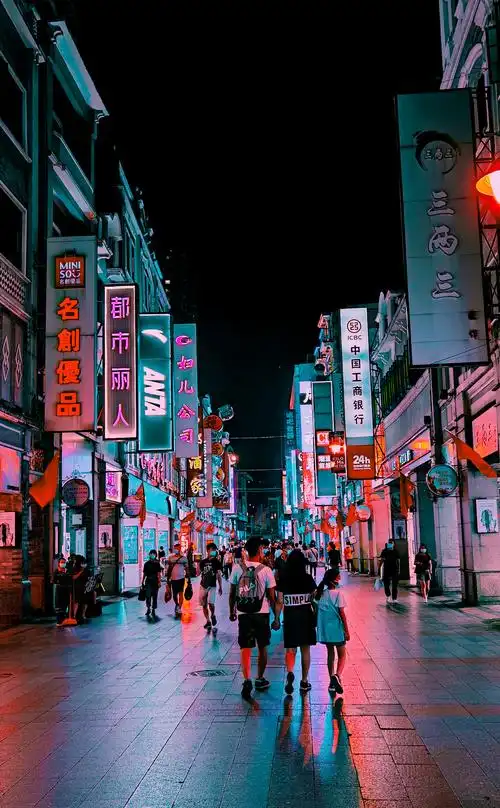 在这里可以感受到广州的文化风情,很多的老字号店铺和岭南建筑都能