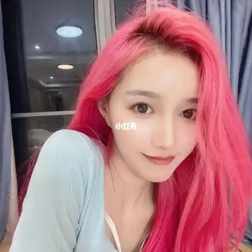 有点桃红色 这个第一张p图了颜色有点浅了 #发色分享  #粉发  不过