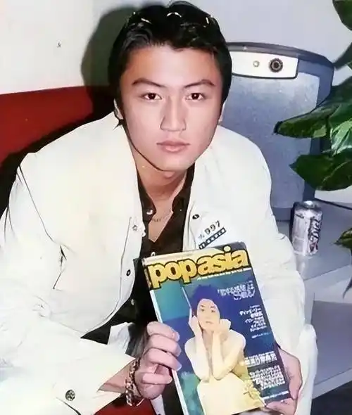 王菲谢霆锋日本回国,王菲用拳头捶男友撒娇,脖子上大疙瘩引热议_那英