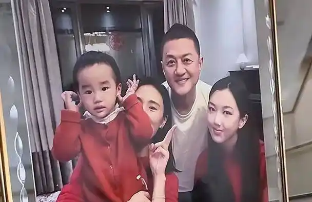 李亚鹏老婆首晒与继女合照,李嫣近照曝光好漂亮,网友只关心债务