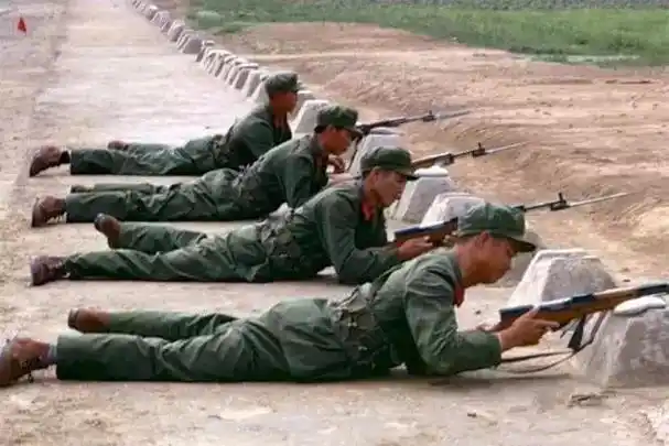 上世纪70年代的部队生活,老兵们的青春回忆:军事训练.