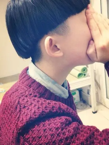 我帮我的同学问一下他脸型是否适合剪西瓜头阿.