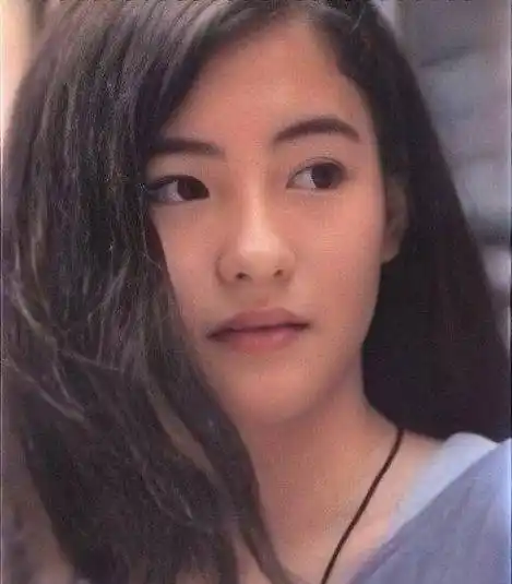 39岁张柏芝又火了,一袭大红色的连衣裙减龄时髦,还扎马尾辫装嫩_发型