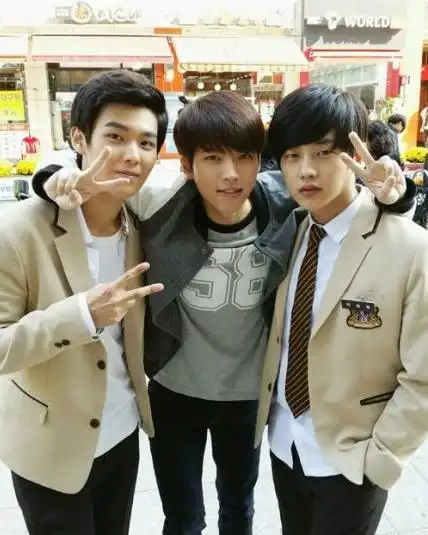 《high school love on》自拍照大盘点 金赛纶也是吃货(组图) (11)