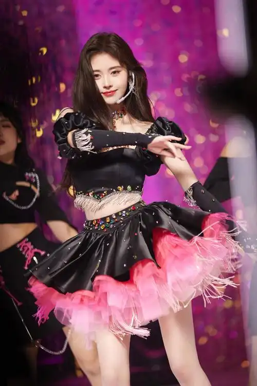鞠婧祎穿撞色蓬蓬裙化身舞台精灵,聚光灯下闪耀迷人__财经头条