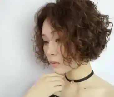 这款齐刘海的女生短发螺丝烫发型,卷烫得很小,看起来也是非常的蓬松