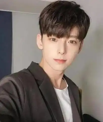 对于20岁以上的男生来说,在夏季除了寸头发型,剪一款渐变偏分短发也是