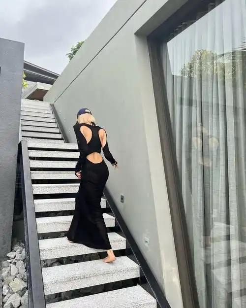 blackpink成员lisa晒美照海边大秀美背透视裙吸睛